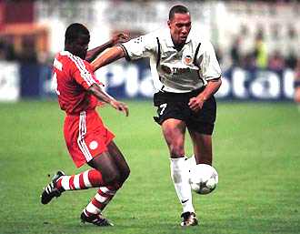 Fulham still interests Valencia's John Carew